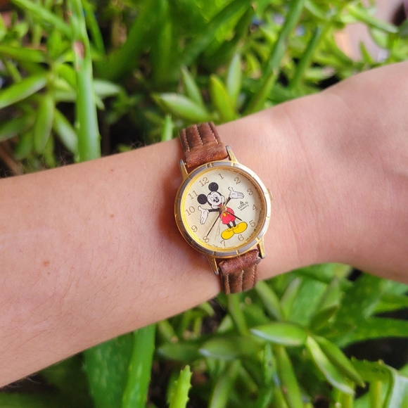 *RARE* Vintage Disney Lorus Mickey Mouse Genuine Leather Quartz Watch - Picture 4 of 12